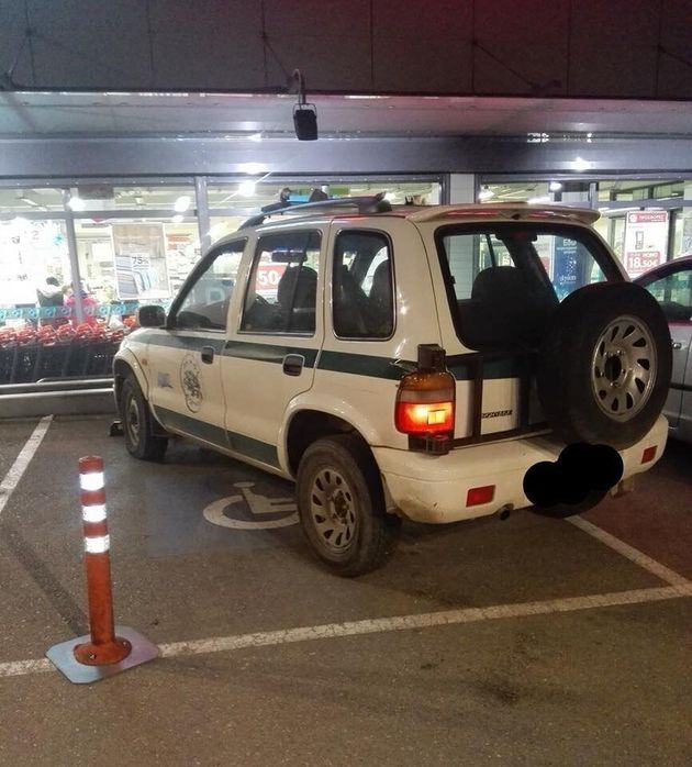 21 Φεβρουαρίου 2018: Υπηρεσιακό αυτοκίνητο του δήμου Αχαρνών σταθμευμένο σε θέση για ΑμΕΑ έξω απο σούπερ μάρκετ.