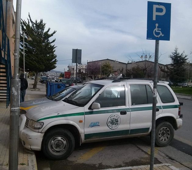 Αχαρνές: Ο δήμος μοιράζει κλήσεις ενώ τα αυτοκίνητά του στάθμευαν σε θέσεις