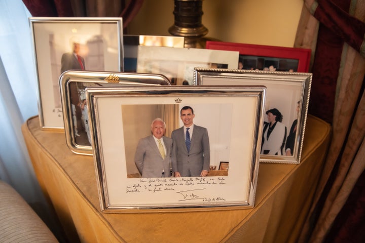 Fotografías de García-Margallo en el salón de su casa