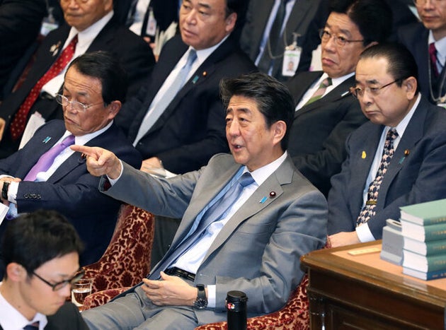 衆院予算委で、共産党の宮本徹氏の質問中、自席から発言する安倍晋三首相（中央）=2020年1月28日午後、岩下毅撮影