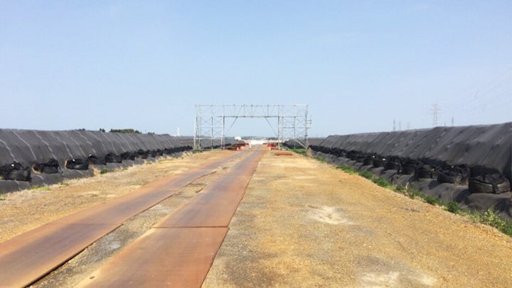 福島県・南相馬市では、ドローン空撮を使った「除染土壌」の点検管理を行った。シートで覆われた土壌は、1区画で約１万平方メートルという大規模施設。ドローン点検を導入したことで、点検精度・効率性の向上を実現した。また、2019年にはドローンによる緊急医療用品搬送の実証実験（北海道当別町）にも成功している。