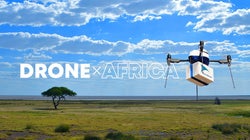 目の前の道が川に…