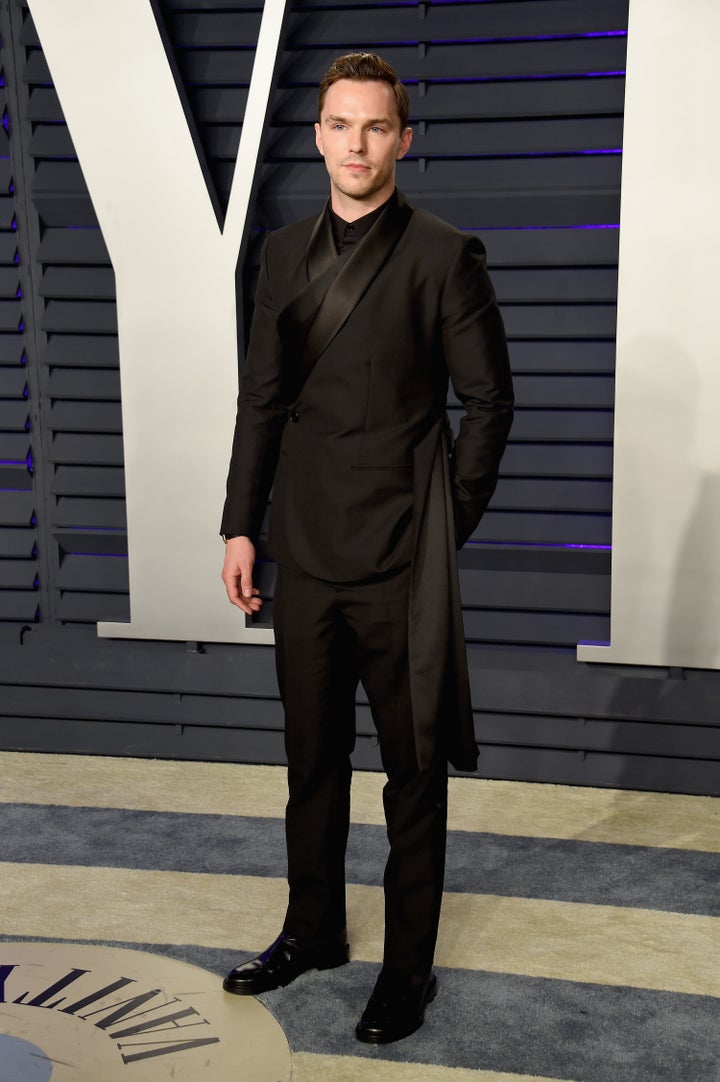 Nicholas Hoult en la fiesta de <em>Vanity Fair</em> posterior a los Oscar en 2019.