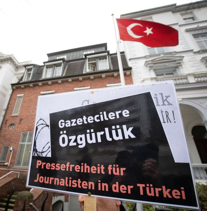 10 Ιανουαρίου 2020 Δημοσιογράφοι από την Τουρκία που ζουν στο Αμβούργο διαδηλώνουν μπροστά από την τουρκική πρεσβεία στέλνοντας ένα μήνυμα συμπαράστασης στους φυλακισμένους συναδέλφους τους στην Τουρκία.