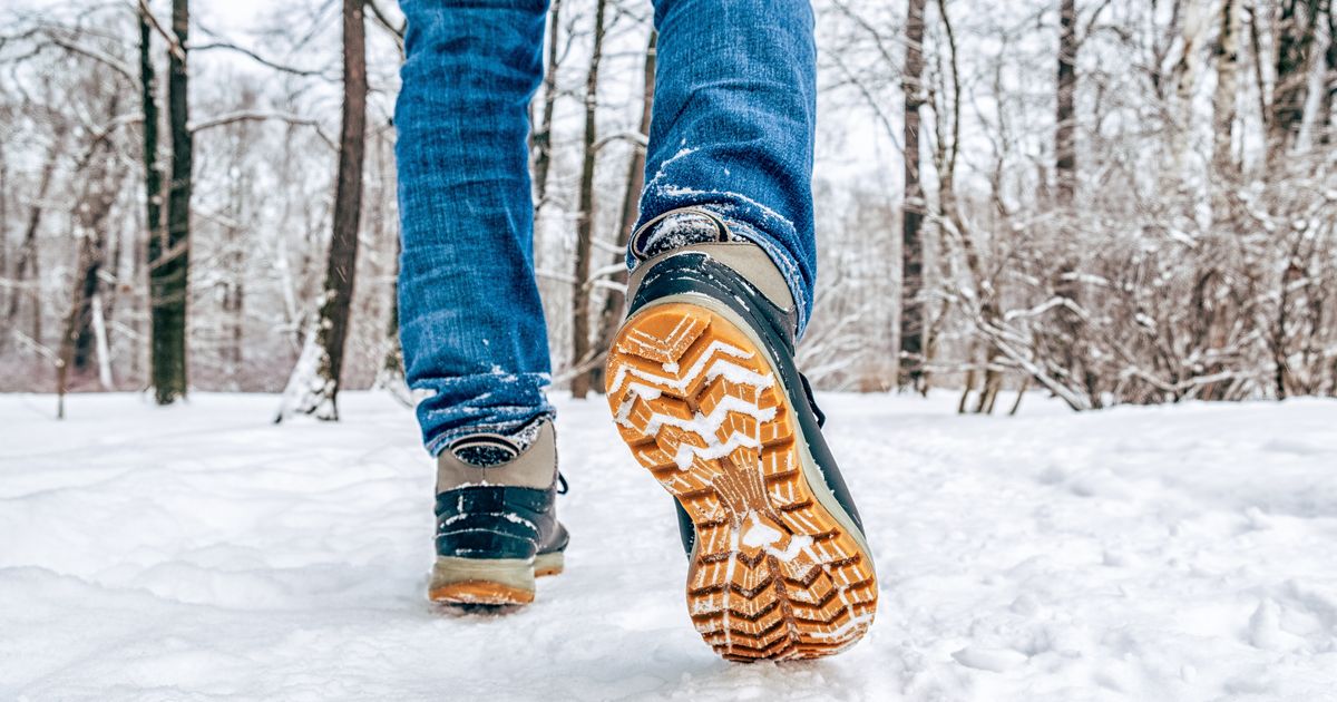 Лучшая зимняя подошва. Зимняя обувь. Ботинки в снегу. Обувь для гололеда. Ноги в зимней обуви.