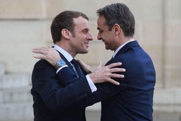 French president Emmanuel Macron (L) welcomes Greek Prime minister Kyriakos Mitsotakis before their meeting...