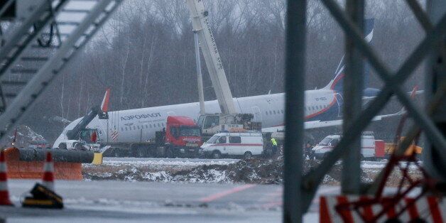 KALININGRAD, RUSSIA - JANUARY 4, 2017: Emergency services alongside an Aeroflot A321 passenger plane which ran off the runway on January 3, 2017, while landing at Khrabrovo Airport after a flight from Moscow. No injuries reported. Vitaly Nevar/TASS (Photo by Vitaly Nevar\TASS via Getty Images)