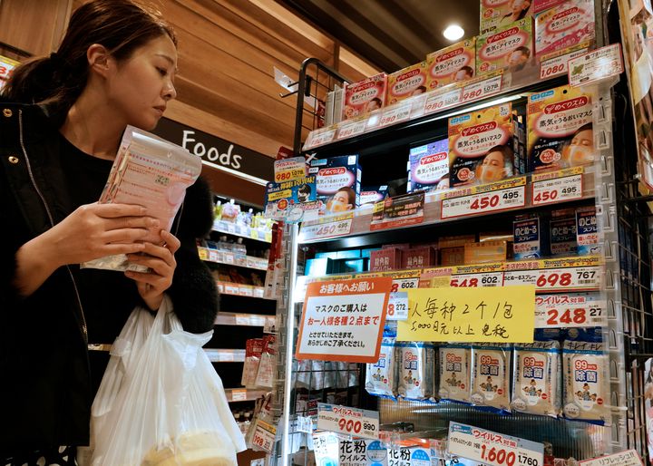 「購入は1人各種2点まで」と書かれた薬局のマスク売り場。新型コロナウイルスによる肺炎の流行を受け、日本国内のドラッグストアでのマスク売上高（1月22日時点）が前週の2.5倍に急増していたことが民間の調査で分かった（東京都）