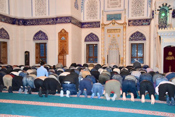 東京・代々木上原のモスク「東京ジャーミー」のラマダン初日の礼拝の様子。男性と女性は分かれて礼拝をする＝2019年5月 