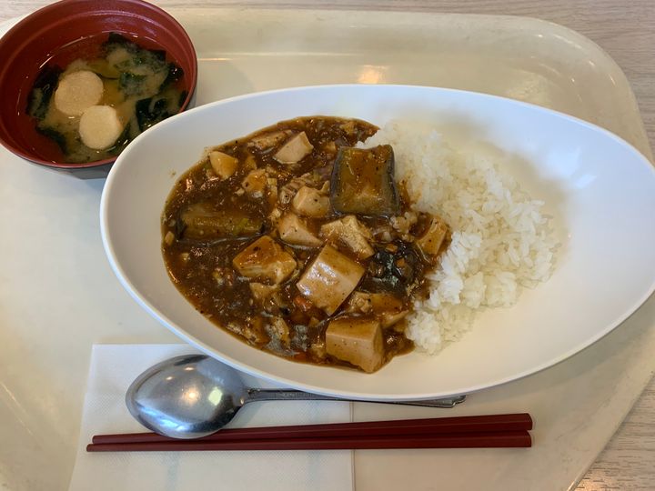 NTTデータでは社員食堂でベジタリアンメニューを提供している。写真はある日のメニューで「茄子と豆腐の麻婆丼」