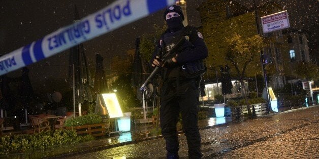 A police officer stands guard along a street after a female suicide bomber was killed on January 6, 2015, when she blew herself up in an attack on a police station in the main tourist district of central Istanbul, wounding two Turkish police, the city governor said. The woman went into the police station in the Sultanahmet district and told the police in English she had lost her wallet before setting off her charge, governor Vasip Sahin said on Turkish television. AFP PHOTO/BULENT KILIC