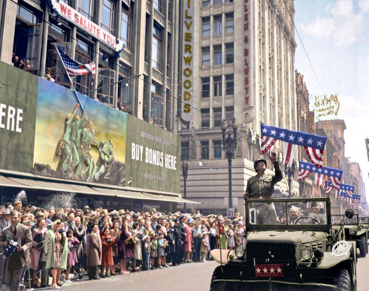 <p>O ecco il Generale George Patton durante la parata in cui saluta la folla di Los Angeles il 9 luglio del 1945. (Credits – Marina Amaral) </p>