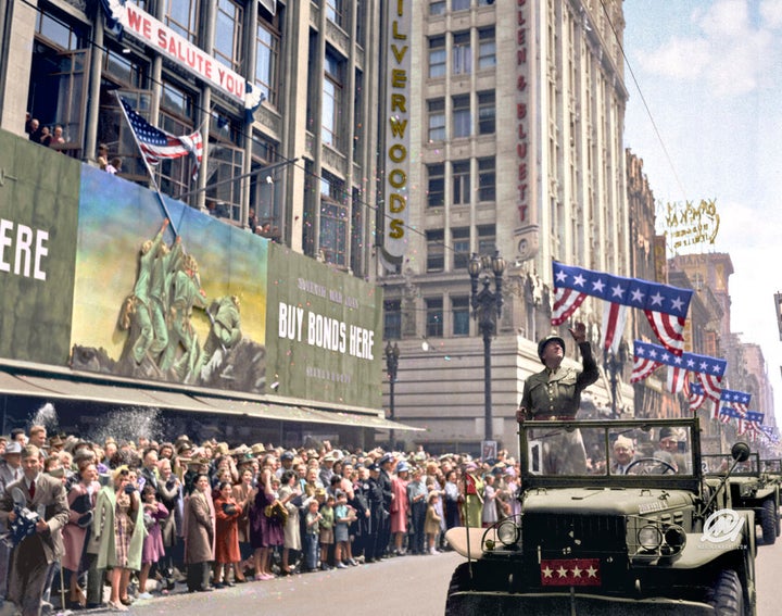 <p>O ecco il Generale George Patton durante la parata in cui saluta la folla di Los Angeles il 9 luglio del 1945. (Credits – Marina Amaral) </p>