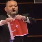 Αθήνα και Αγκυρα καταδικάζουν το σκίσιμο της τουρκικής σημαίας από τον