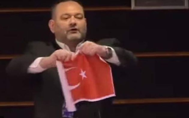 Αθήνα και Αγκυρα καταδικάζουν το σκίσιμο της τουρκικής σημαίας από τον