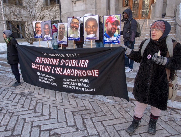 Des personnes ont tenu une vigile devant l'église pour que les six victimes ne soient pas oubliées.