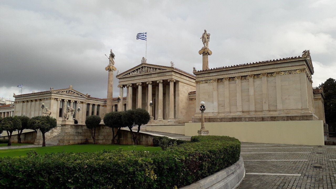 Το κτίριο της Ακαδημίας Αθηνών, ένα από τα τρία κορυφαία κτίρια της «Αθηναϊκής Τριλογίας» του νεοκλασικισμού. Άποψη κεντρικής όψης επί της οδού Πανεπιστημίου.
