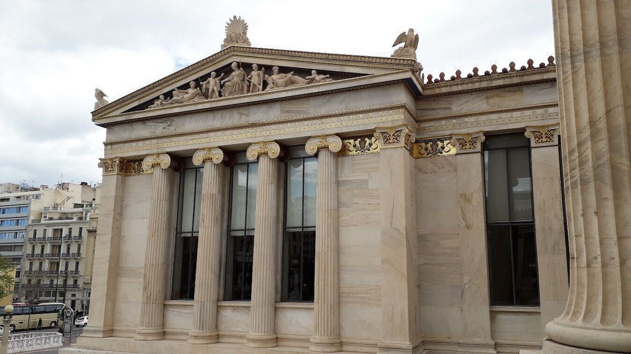 Η πλούσια σε διάκοσμο όψη της Ακαδημίας Αθηνών, αριστερά της κεντρικής εισόδου.