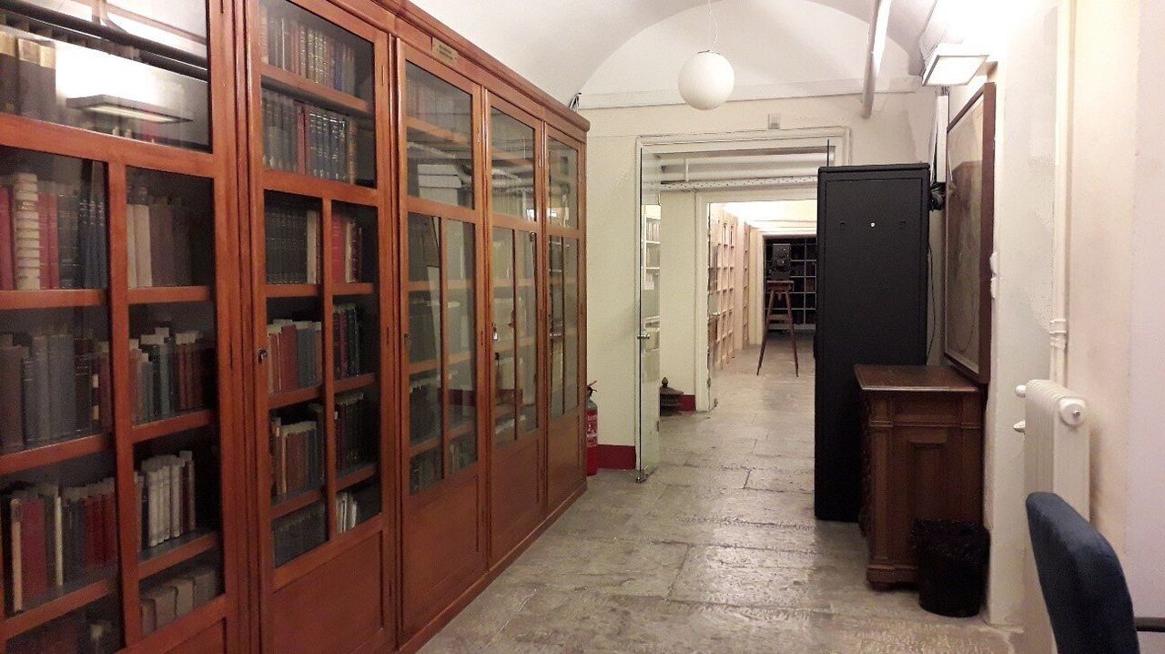 Τα βιβλιοστάσια της Βιβλιοθήκης της Ακαδημίας Αθηνών με τις πολύτιμες συλλογές βιβλίων