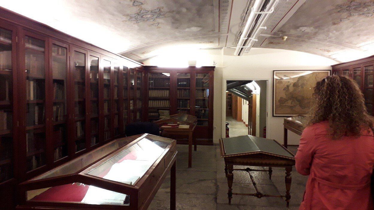 Τα βιβλιοστάσια της Βιβλιοθήκης της Ακαδημίας Αθηνών. Στο κέντρο του χώρου οι προθήκες με τα βιβλία που συζητήθηκαν και παρουσιάστηκαν στην ξενάγηση μας. Στους τοίχους αναρτημένοι ιστορικοί χάρτες.