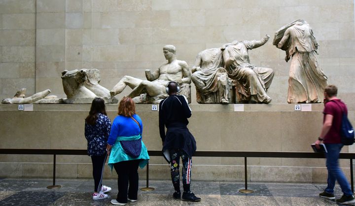 6 Σεπτεμβρίου 2019. Λονδίνο: Επισκέπτες του βρετανικού μουσείου μπροστά στα γλυπτά το Παρθενώνα. Αυτά τα Μάρμαρα είναι γνωστά ως Μάρμαρα του Έλγιν και η Ελλάδα τα διεκδικεί επί δεκαετίες. Ο Έλγιν τα άρπαξε από την Αθήνα στις αρχές του 19ου αιώνα και τα πούλησε στο βρετανικό μουσείο το 1817. Photo: Waltraud Grubitzsch/dpa-Zentralbild/ZB (Photo by Waltraud Grubitzsch/picture alliance via Getty Images)