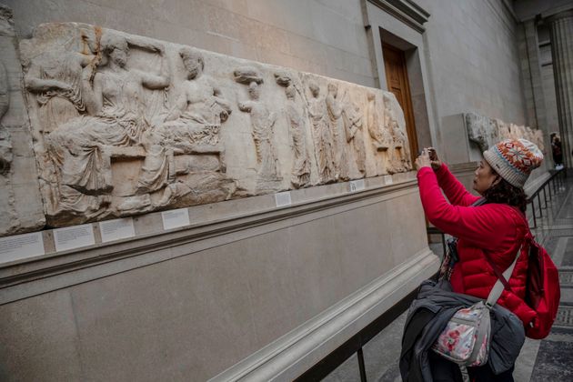 22 Νοεμβρίου 2018 . Λονδίνο: Επισκέπτες του βρετανικού μουσείου μπροστά στα γλυπτά το Παρθενώνα. Αυτά τα Μάρμαρα είναι γνωστά ως Μάρμαρα του Έλγιν και η Ελλάδα τα διεκδικεί επί δεκαετίες. Ο Έλγιν τα άρπαξε από την Αθήνα στις αρχές του 19ου αιώνα και τα πούλησε στο βρετανικό μουσείο το 1817. . (Photo by Dan Kitwood/Getty Images)