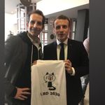 Macron prend la pose avec un tee-shirt dénonçant les violences