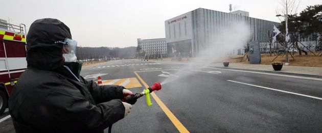 31일 충북 진천군 국가공무원인재개발원에서 방역담당 직원이 출입차량용 소독약품을 뿌리고