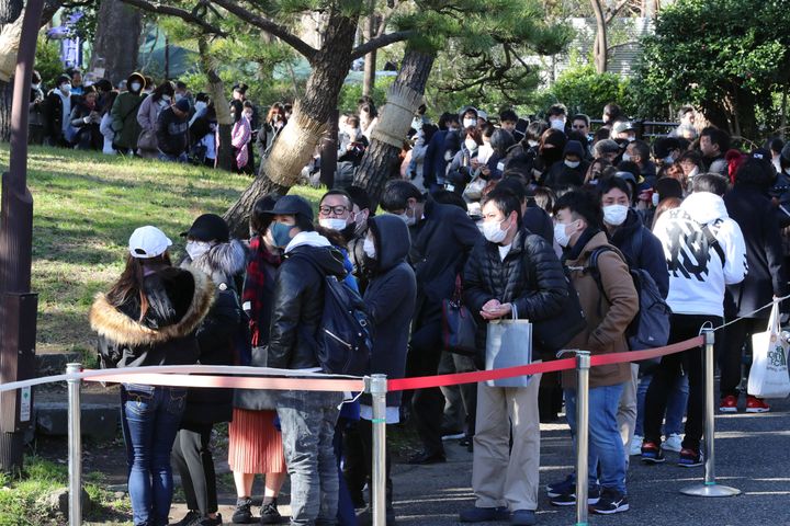 沢尻エリカ被告の初公判の傍聴券を求めて並ぶ人たち＝1月31日午前、東京都千代田区の日比谷公園