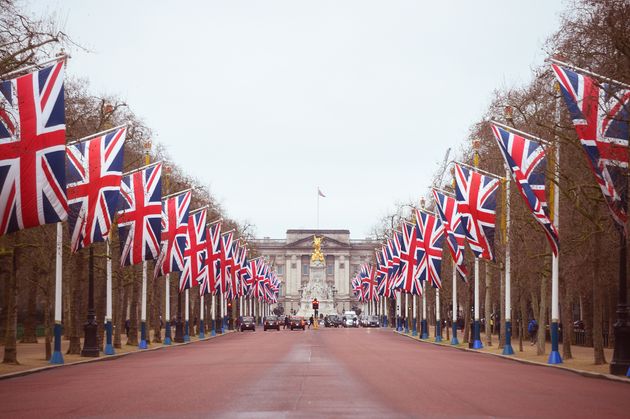 El centro de Londres con banderas