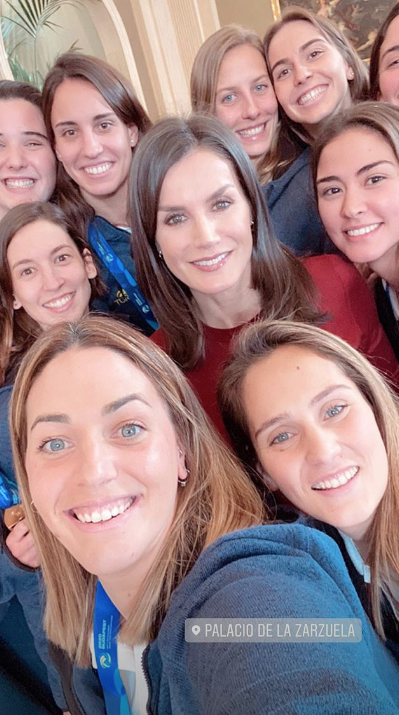 La reina Letizia y la selección femenina de Waterpolo.