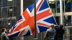 Retiran la bandera de Reino Unido de la instituciones