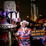 Karaoké et feux d'artifices, ces Britanniques laissent exploser leur joie au moment du