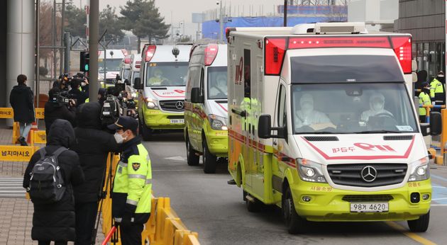 세계보건기구(WHO)가 신종 코로나 바이러스 감염증에 대해 '국제적 비상사태'를 선포한 가운데 1일 오전 서울 강서구 김포국제공항에 우한발 2차 전세기(KE9884)로 도착한 우리...