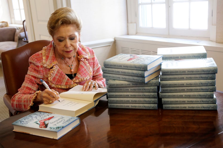 L'écrivaine américaine Mary Higgins Clark, "reine du suspense" et l'une des écrivaines les plus vendues au monde, est morte à l'âge de 92 ans, a annoncé son éditeur, Simon and Schuster.