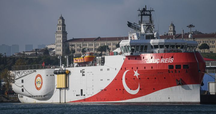 Το τουρκικό ερευνητικό-σεισμογραφικό πλοίο Oruc Reis πλέει στον Βόσπορο. (Photo by Ozan KOSE / AFP) (Photo credit should read OZAN KOSE/AFP via Getty Images)