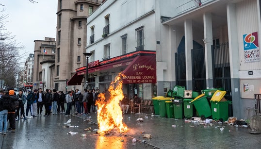 Quatre lycéens ont passé une nuit en garde à vue après un blocage, indignation à