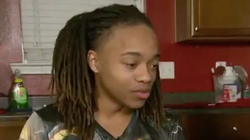 Suspendu par son lycée à cause de ses dreadlocks, il se retrouve invité aux