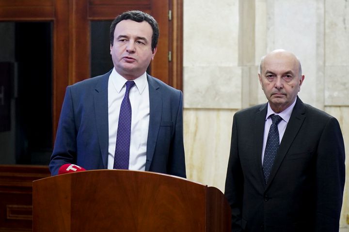 Ο αρχηγός του κινήματος «Αυτοδιάθεση», Αλμπιν Κούρτι (αριστερά) και ο πρόεδρος του κόμματος «Δημοκρατική Ενωση Κοσόβου», Ισα Μούσταφα (δεξιά).