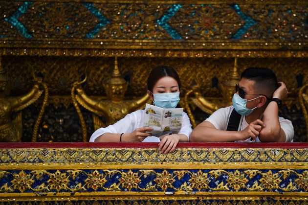 자료 사진: A tourist wearing a protective mask visits at Wat Phra Kaew in Bangkok, Thailand, 01 February