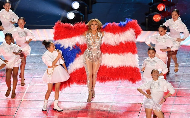 JLo e Shakira mozzafiato al SuperBowl: