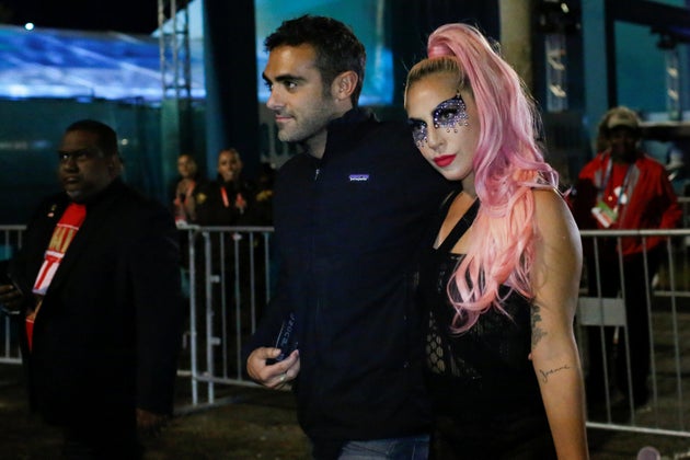 Chi E Il Nuovo Fidanzato Di Lady Gaga Uscito Allo Scoperto Al Super Bowl L Huffpost