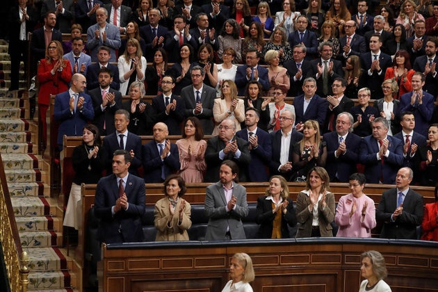 El presidente del Gobierno, Pedro Sánchez y los miembros de su Ejecutivo aplauden en el hemiciclo del
