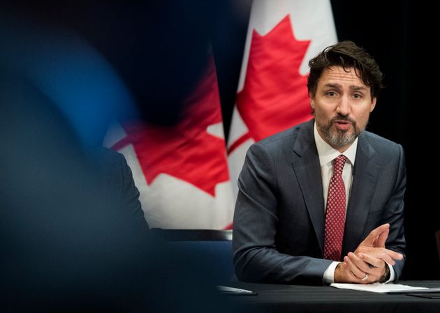 ジャスティントルドー首相は、1月31日にモントリオールで開催された会議でコミュニティリーダーと話します。