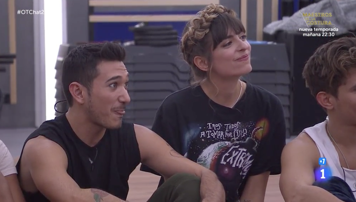 Maialen durante el 'OT chat' con la camiseta de Extremoduro que utiliza como pijama.