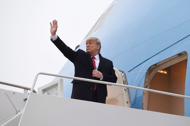 ドナルドトランプ米大統領は1月31日に空軍1の階段の上から手を振る