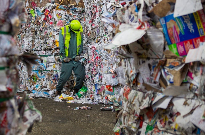 Un employé retire une bouteille de détergent à lessive en plastique qui a traversé le processus de tri (photo d'archives)