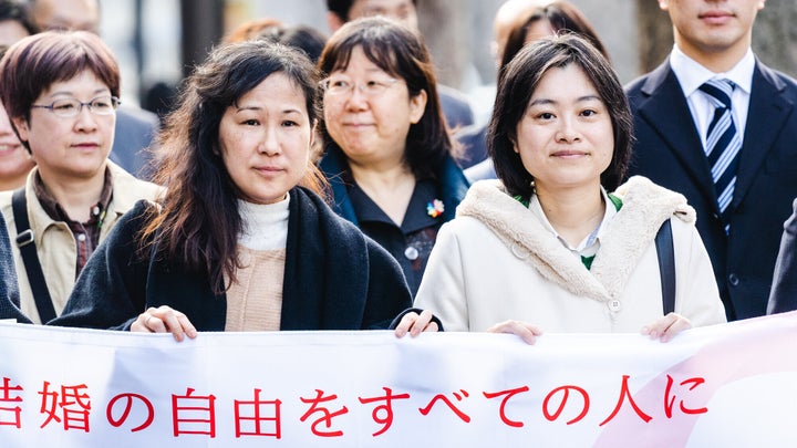 小野春さん（左）と西川さんは法的な結婚ができないため、子どもの共同親権がない