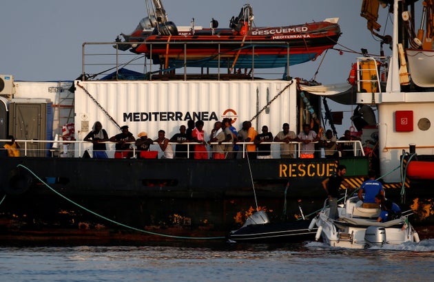 La Procura di Ragusa: "Mare Jonio pagata per trasbordo di migranti" La Procura di Ragusa: "Mare Jonio pagata per trasbordo di migranti"