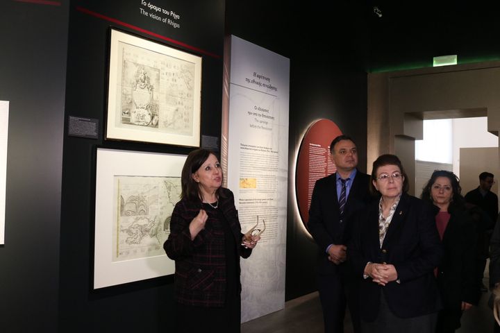 Η διευθύντρια του Εθνικού Αρχαιολογικού Μουσείου Μαρία Λαγογιάννη ξεναγεί στην έκθεση την υπουργό Πολιτισμού και Αθλητισμού Λίνα Μενδώνη και τον γενικό γραμματέα του ΥΠΠΟΑ, Γιώργο Διδασκάλου. 